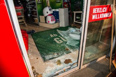 Backnang: Jugendlicher stuerzt beim spielen auf dem Dach durch Oberlicht und landet im Tierfachgeschaeft